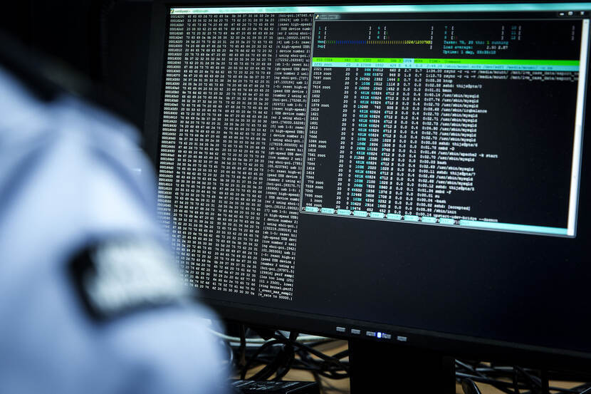 Een computerscherm met daarop verschillende codes.