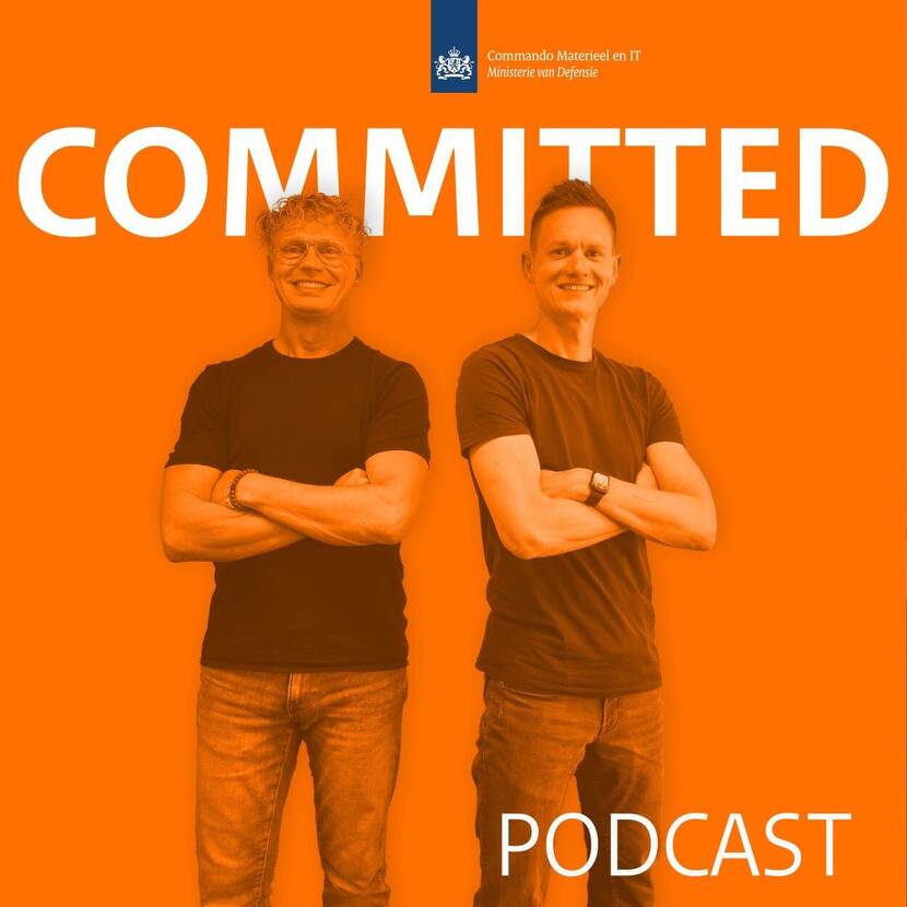 Twee mannen staan naast elkaar, de armen over elkaar.