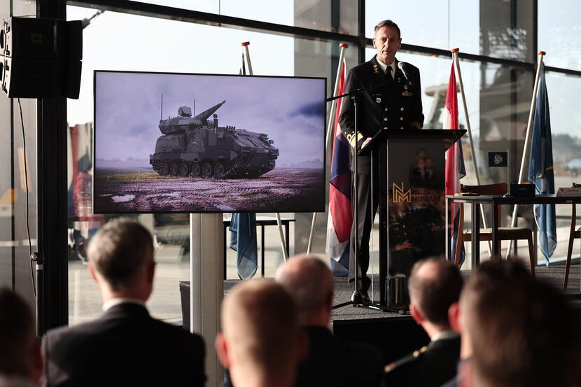 vice-admiraal Jan Willem Hartman spreekt tijdens een bijeenkomst in het Nationaal Militair Museum.