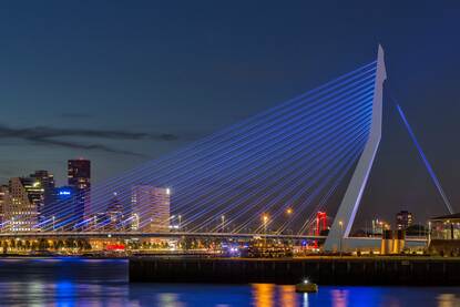Erasmusbrug verlicht in NAVO kleuren