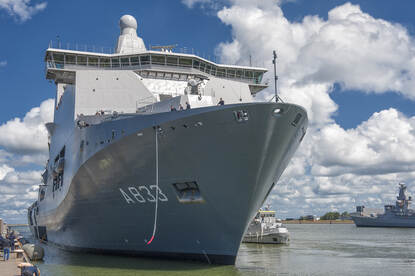 Een archieffoto van Zr.Ms. Karel Doorman. Het gebruik van biobrandstof scheelt wat uitstoot betreft 8.5%.