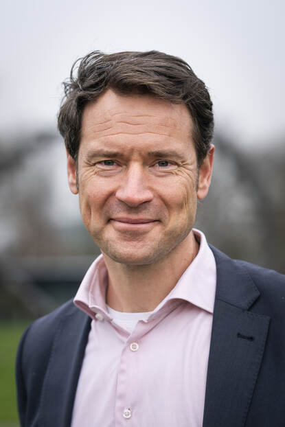 Portretfoto van Bas Stooker.