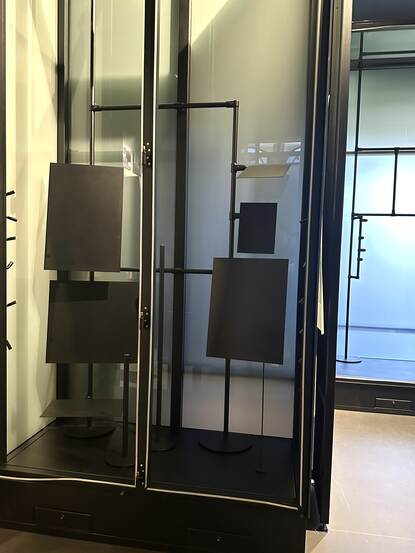 Een staande foto’s van lege vitrinekasten in museum Bronbeek.