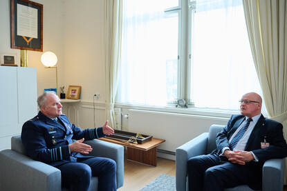 Op de stoel links de Commandant der Strijdkrachten, op de stoel rechts zijn gesprekspartner Wibe Ploeg.