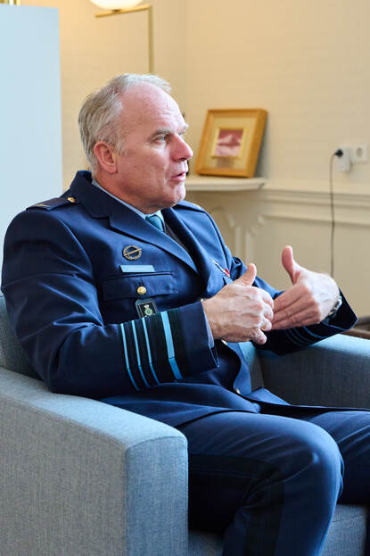 De CDS praat en gebruikt daarbij zijn handen.