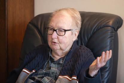 Close-up van mevrouw Dalmeijer met zwarte bril.