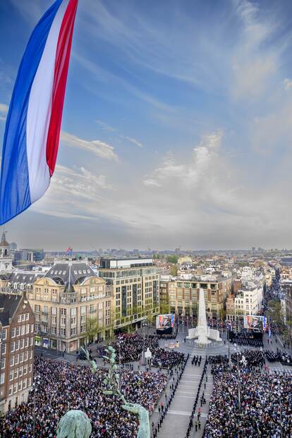 Luchtfoto van een enorme menigte op de Dam tijdens de Nationale Dodenherdenking.