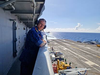 KLTZ Lourens Zijlstra staat voorovergebogen met z’n armen over de reling en kijkt in de lens van de camera.