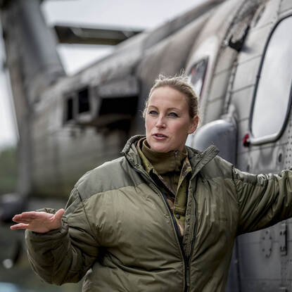 Schreinemachers naast een Cougar met haar hand op het toestel.