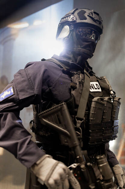 Een uniform van de Brigade Speciale Beveiliging in het museum.