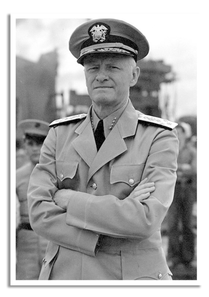 De eerste commandant van de E1, Chester Nimitz, in het uniform van admiraal. (foto: US Navy)