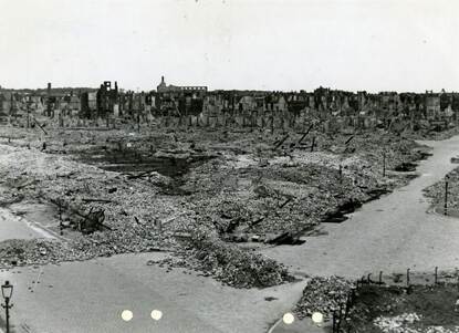 De enorme schade na het vergisbombardement op Bezuidenhout.