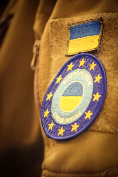 mouwembleem van de EUMAM Oekraïne.