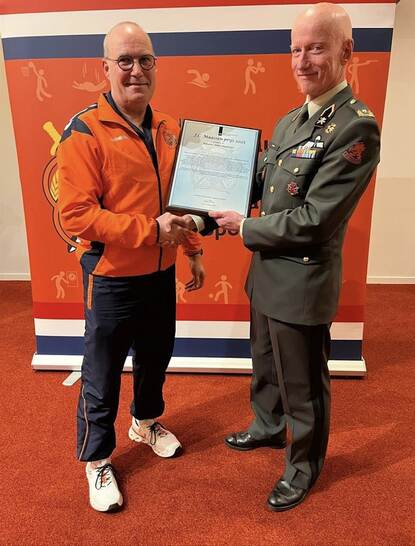 Adjudant André Wijnberger (links) kreeg de J.C. Maassenprijs uit handen van brigadegeneraal Jobse.