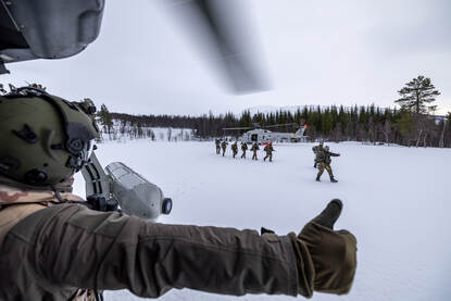 Militairen stappen uit een NH90 tijdens Joint Viking