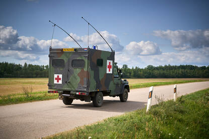 Een ziekenauto (ZAU) tijdens een militaire oefening.