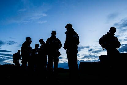 Silhouetten van marinecollega’s in opleiding.