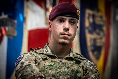 Een portretfoto van soldaat-1 Bart.