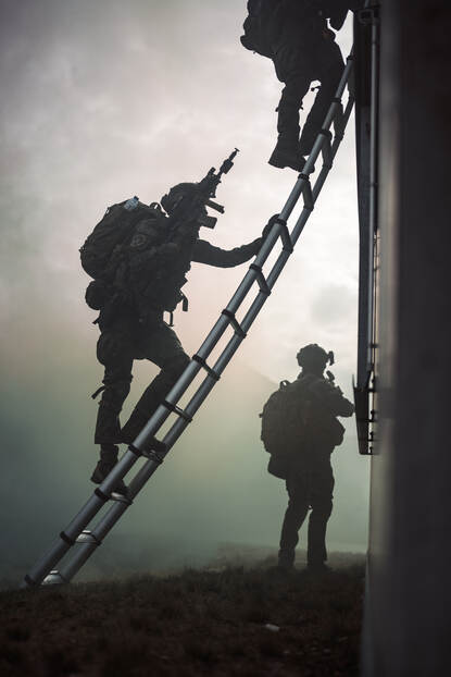 Militairen beklimmen een ladder