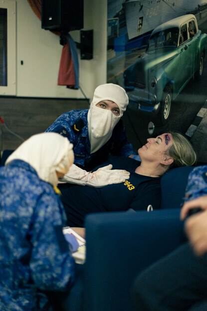 2 militairen verzorgen een gewonde.