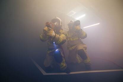 Militairen oefenen in de rook.