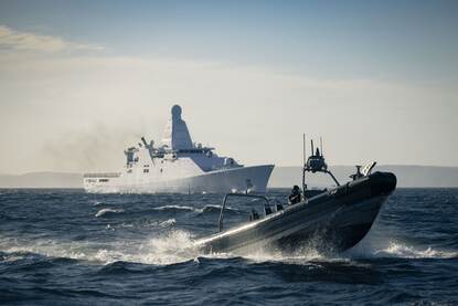De Friesland met op de voorgrond een snelle onderscheppingsboot.