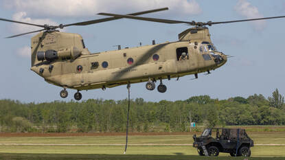 Twee foto’s van helikopters in actie tijdens een oefening.