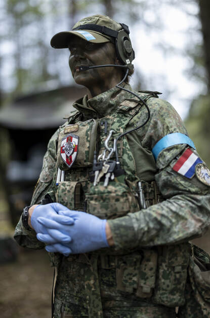 Een portretfoto van verzorgende IG korporaal-1 Roos tijdens haar uitzending in Litouwen.