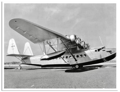 Igor Sikorsky met in zijn hand een model van de S-64