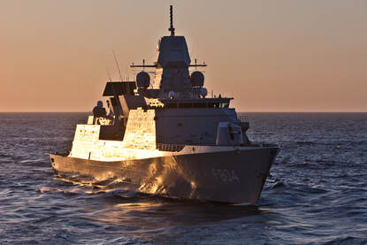 De Ruyter op vaart op zee