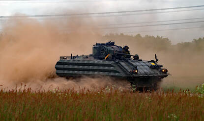 Een PRTL en een YPR-765 in het veld.