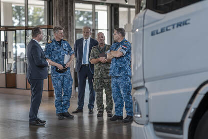 Samen met een instructeur maakt de IGK een paar rondjes in de Manticore over het terrein van de Generaal-majoor de Ruyter van Steveninckkazerne.