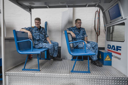 Samen met een instructeur maakt de IGK een paar rondjes in de Manticore over het terrein van de Generaal-majoor de Ruyter van Steveninckkazerne.