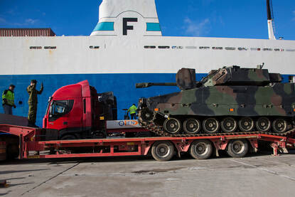 Legervoertuig staat op een lader