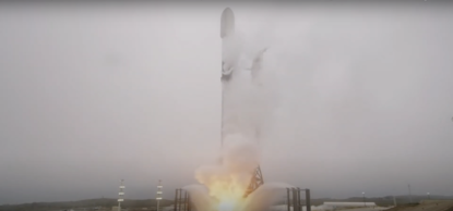 Een weergave van de satelliet in de ruimte, daarachter de bolling van de aarde.