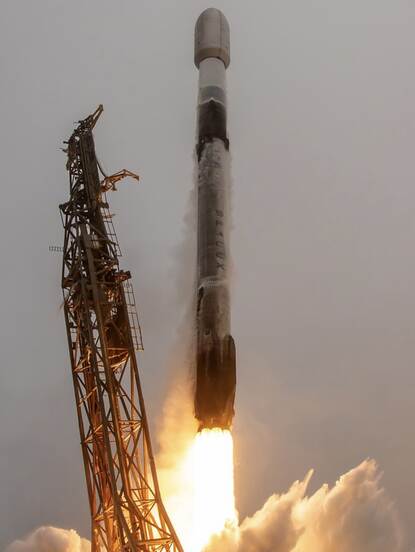 De raket wordt gelanceerd. Het vuur aan de onderkant toont dat deze met grote snelheid de lucht in schiet.
