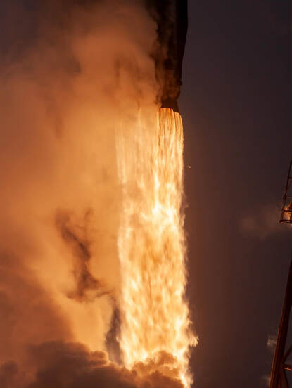 De raket wordt gelanceerd. Het vuur aan de onderkant toont dat deze met grote snelheid de lucht in schiet.