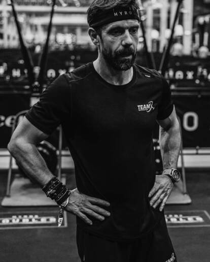 Marnix Kaspers in zijn sporttenue met haarband.