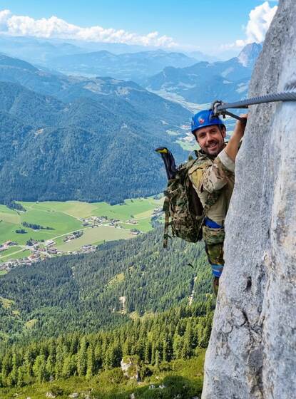 Sergeant-majoor Kaspers tijdens het beklimmen van een berg.
