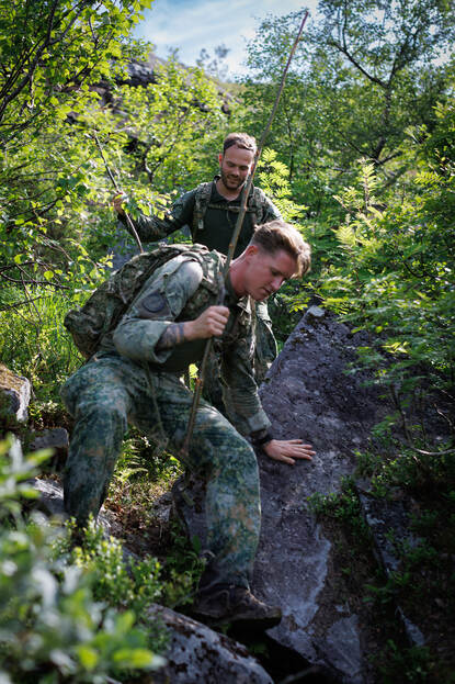 Een militair daalt af.