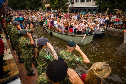 Militairen op de Defensieboot groeten het publiek.