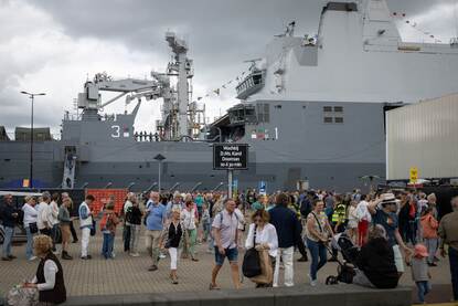 Een menigte wacht om aan boord te kunnen van de Karel Doorman.