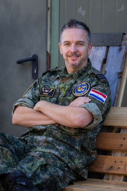 Portretfoto van majoor Dennis.