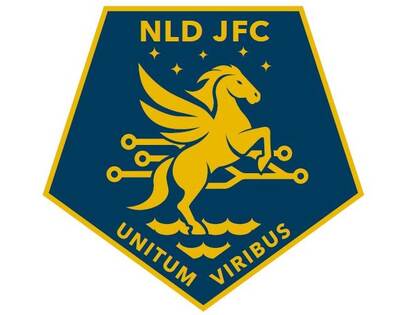 Embleem NLD JFC. Bijschrift: Het embleem van het NLD JFC verwijst naar de vijf domeinen: land, zee, lucht, ruimte en cyberspace. Ook vertegenwoordigt het de drie dimensies van Defensie: cognitief, virtueel en fysiek.