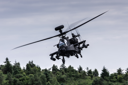 Een Apache-helikopter vliegt door de lucht.