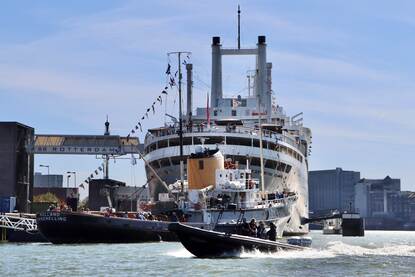 links: een snelle boot op hoge snelheid, op de achtergrond een groot schip. Rechts: twee schepen door een gat gezien.