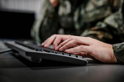 Handen tikken op een toetsenbord.