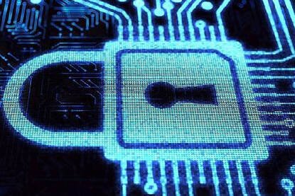 Links een digitaal slotje, rechts kijken twee militairen naar een laptopscherm.