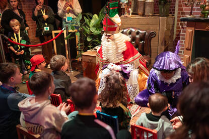 Sinterklaas en zijn pieten waren ook op de thuisfrontcontactdag. Voor de kinderen tot en met 12 jaar was er een cadeautje.