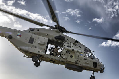 NH-90 op de grond en in de lucht.